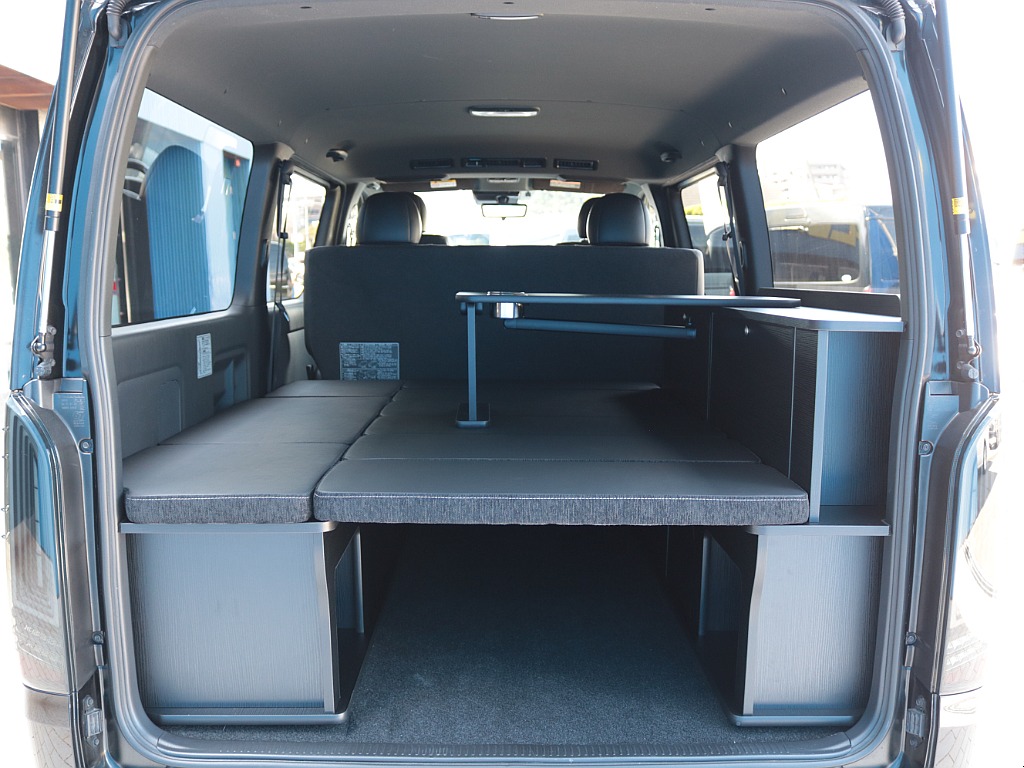 新品でＦＬＥＸＲＯＯＭベッドキットを装着しました！ハイエースバンの広大な車内を多目的に利用可能にしてくれるベッドキットです♪