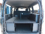 新品でＦＬＥＸＲＯＯＭベッドキットを装着しました！ハイエースバンの広大な車内を多目的に利用可能にしてくれるベッドキットです♪
