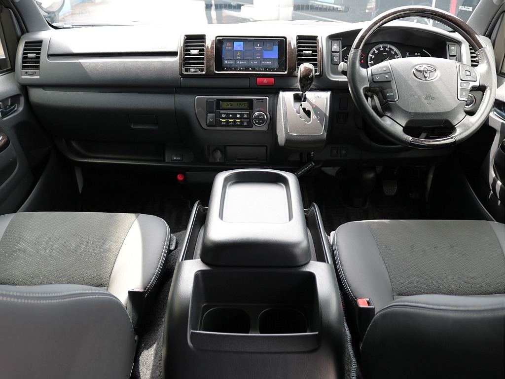 令和４年式　ハイエースＶ　スーパーＧＬ　特別仕様車「ダークプライムⅡ」　２８００ｃｃ　ディーゼル　２ＷＤ　両側パワースライドドア付き　走行２２，０５０ｋｍ