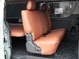 クラシックな生地が車内を温かみのある雰囲気に仕上げます♪