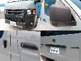各部マットブラック塗装を施しました！ハイエースの純正ヘッドライトは角張った形状ですが、丸目のヘッドライトを入れると表情は一変します♪優しい顔つきになり、キャンプやアウトドアシーンにもとても馴染みます！