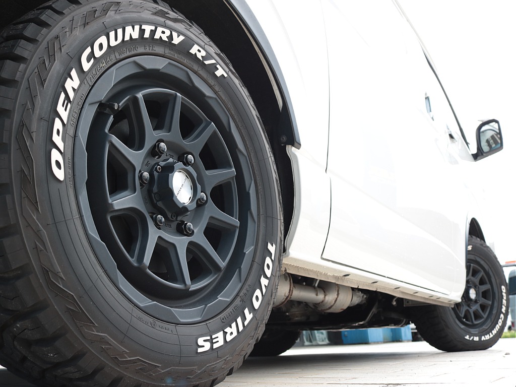 足元はウェッズのマッドヴァンス１６インチアルミホイールとＴＯＹＯオープンカントリーＲＴの組み合わせ！