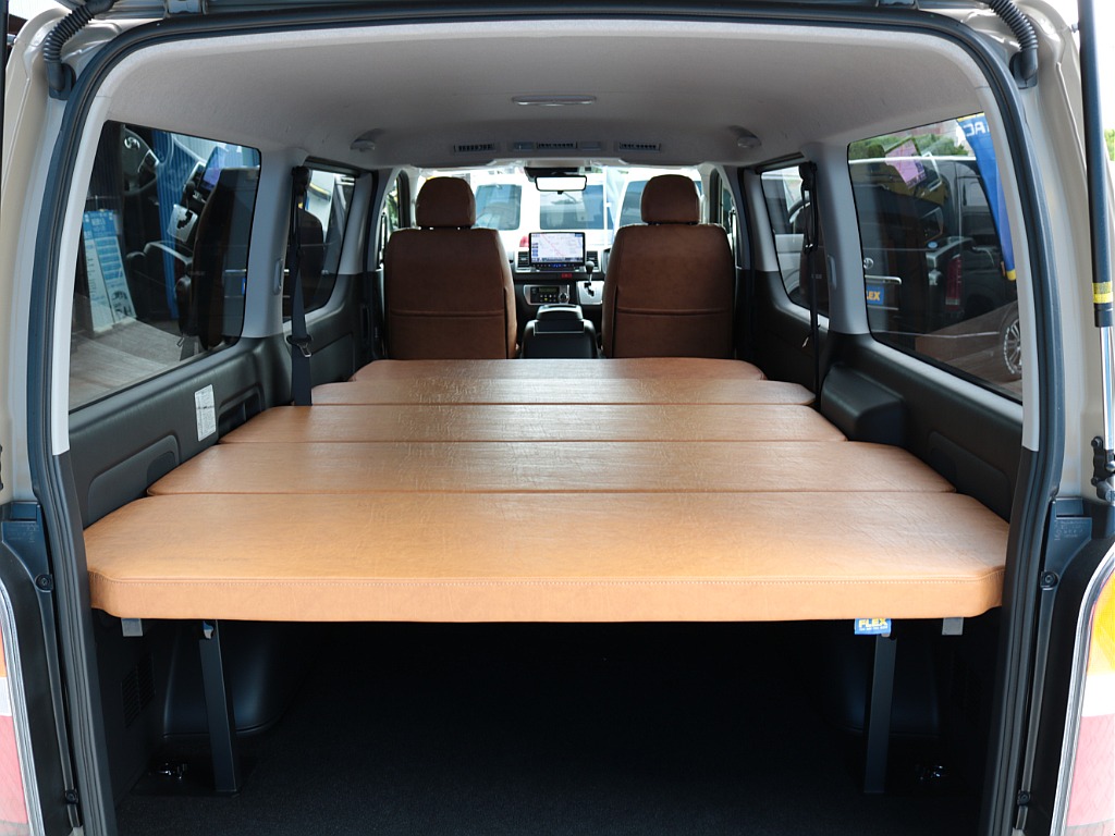新品のＦＬＥＸベッドキット装着しました！ハイエースならではの広大なラゲッジスペースをご活用ください！