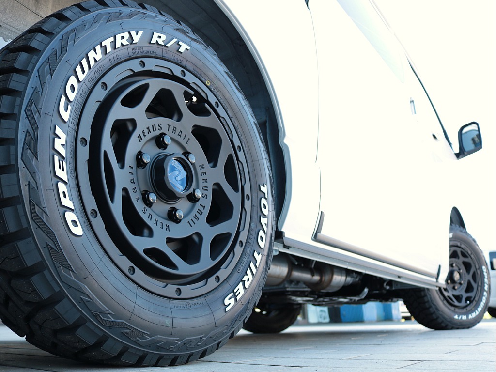 元には新品ＦＬＥＸネクサストレイルＮＴ－１　１６インチアルミホイール＆ＴＯＹＯオープンカントリーＲＴを装着！