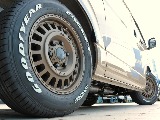 足元にはＦＬＥＸネクサスクレスト(デザートゴールド)１６インチアルミホイール＆グッドイヤーナスカータイヤを装着！