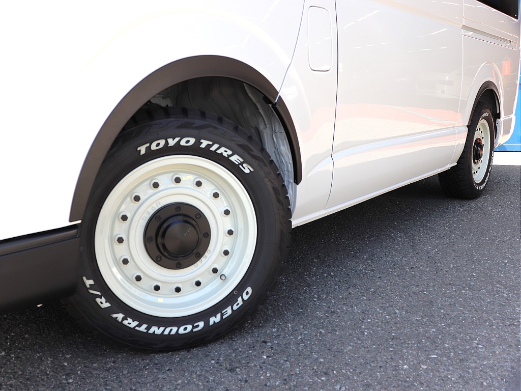 トヨタ ハイエースバン(4枚目)