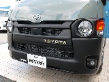 ハイエースの純正ヘッドライトは角張った形状ですが、丸目のヘッドライトを入れると表情は一変します♪優しい顔つきになり、キャンプやアウトドアシーンにもとても馴染みます！