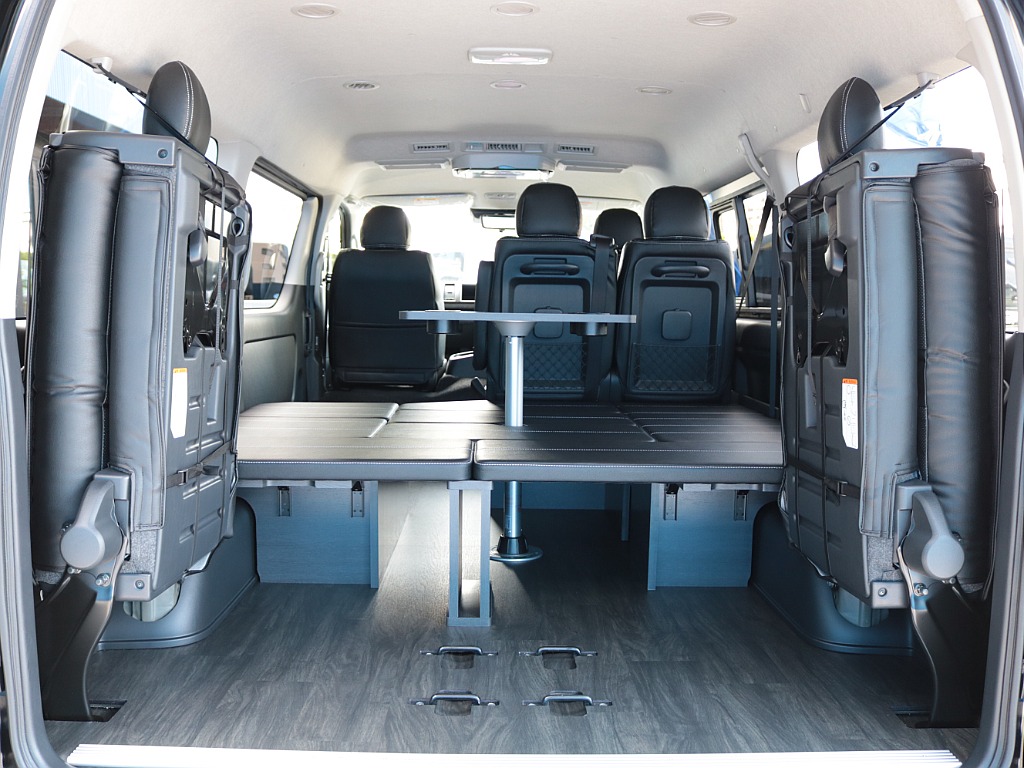 ４列目純正跳ね上げシート！跳ね上げると、ラゲッジスペースとしてもお使い頂けます！