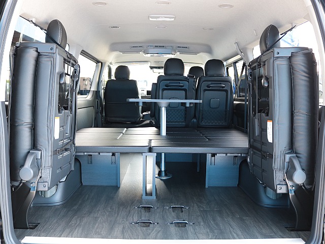 ４列目純正跳ね上げシート！跳ね上げると、ラゲッジスペースとしてもお使い頂けます！