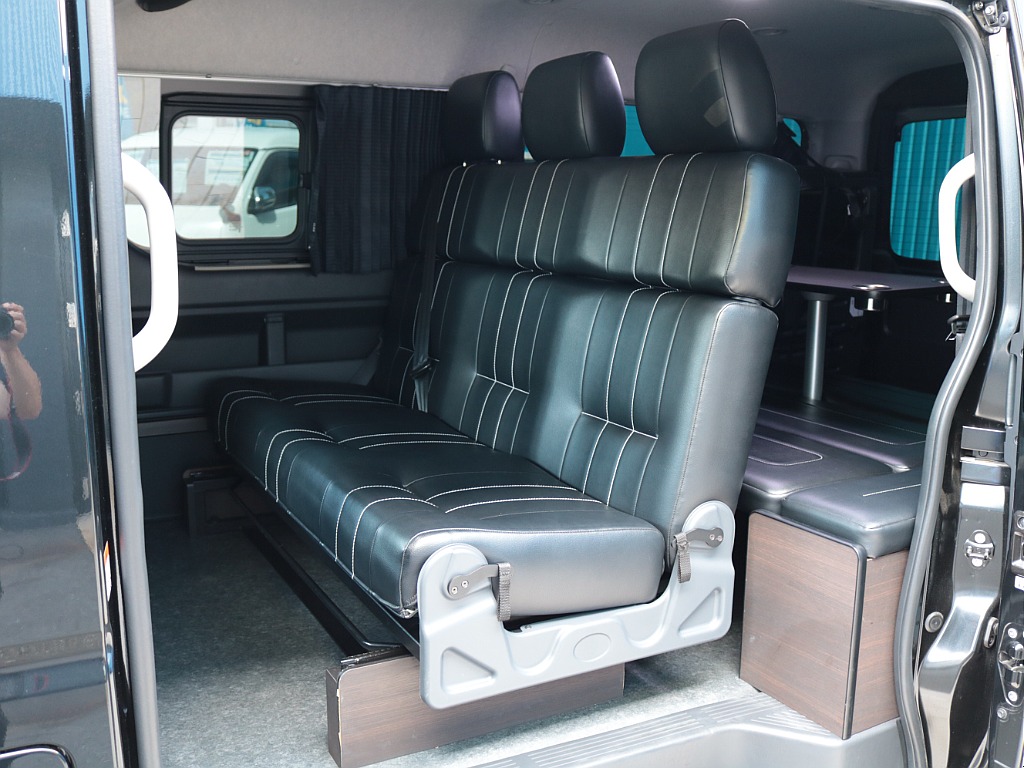 セカンドシートはヘッドレスト付き３人掛けシート！！これでシートアレンジの幅が広がります！