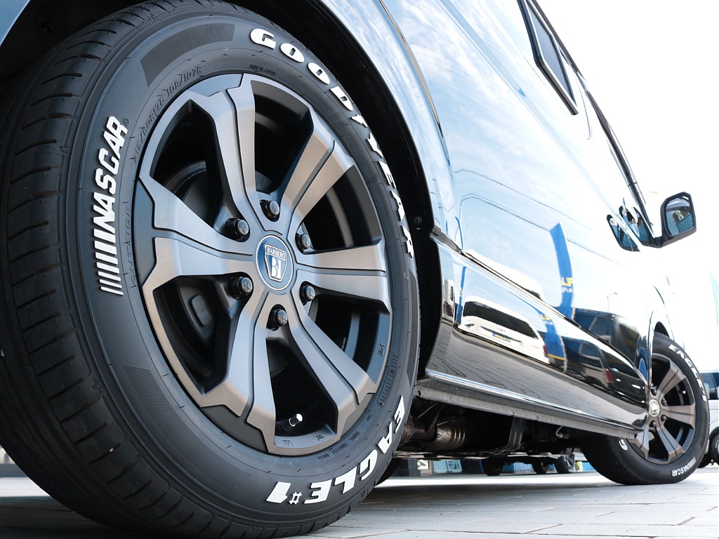 足元にはＦＬＥＸオリジナルバルベログランデ１７インチアルミホイール＆グッドイヤーナスカータイヤの組み合わせ！