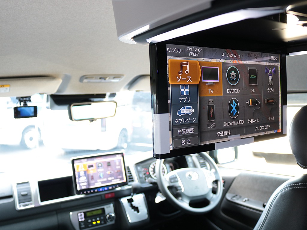 フロントはアルパイン１１インチフローティングナビ！リアもアルパイン１２．８インチ大型フリップダウンモニター付き♪前後大画面で映像が楽しめます♪長時間のドライブもこれで退屈しませんね♪