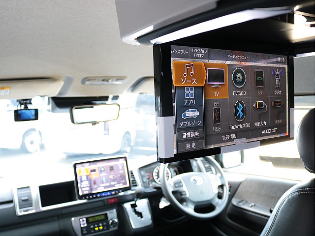 フロントはアルパイン１１インチフローティングナビ！リアもアルパイン１２．８インチ大型フリップダウンモニター付き♪前後大画面で映像が楽しめます♪長時間のドライブもこれで退屈しませんね♪