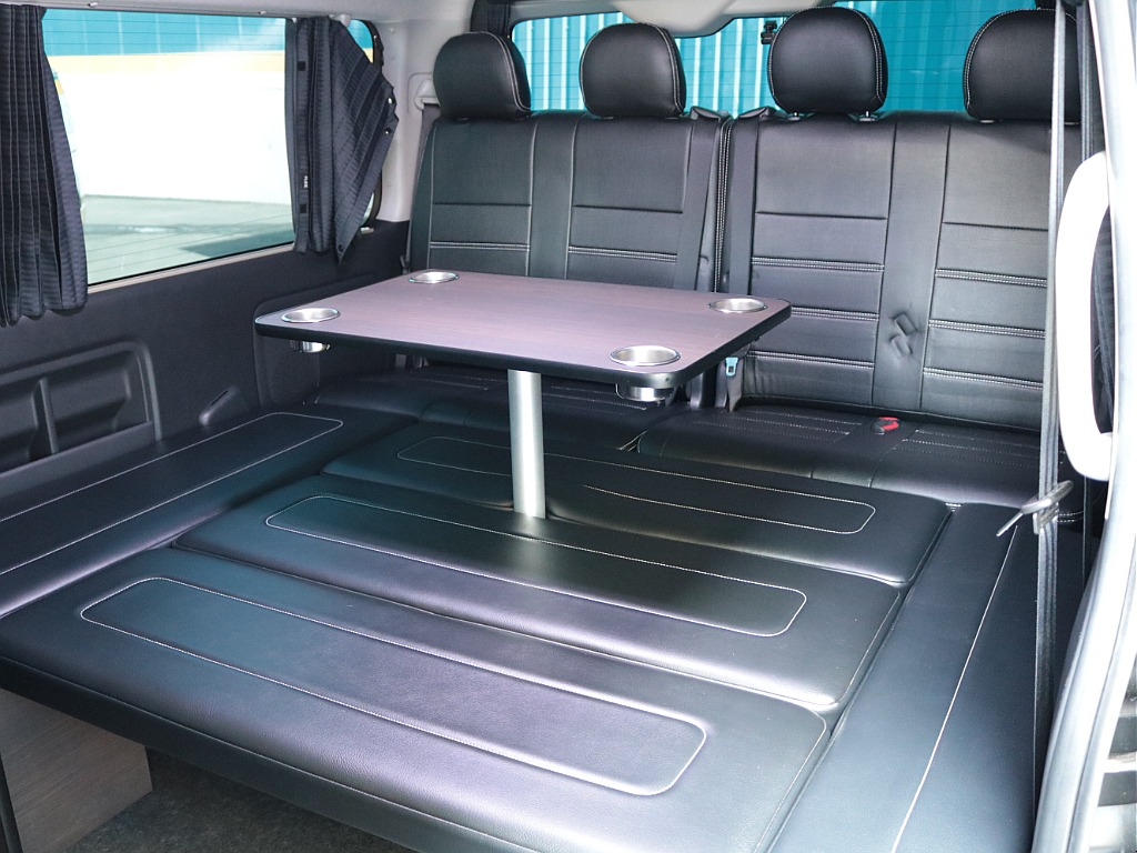 ドリンクホルダー付きテーブルを完備！車内にくつろぎの空間が完成♪