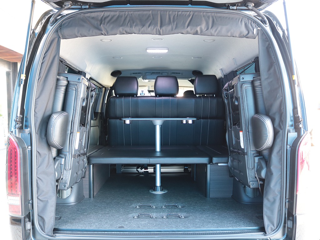 ４列目シートを跳ね上げるとラゲッジスペースとしてもお使い頂けます！