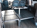 テーブルセット付きで車内で団らんもできちゃいますね！ベッドマットを外せばウォークスルーに♪