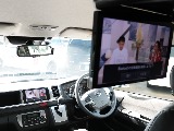 後席用にフリップダウンモニター付きです！長時間のドライブもこれで退屈しませんね♪