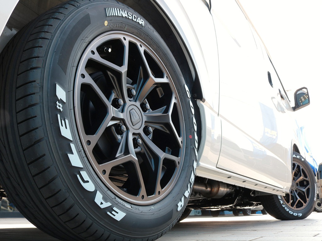 足元にはＦＬＥＸバルベロＨＥＸ１７インチアルミホイール＆グッドイヤーナスカータイヤの組み合わせ！