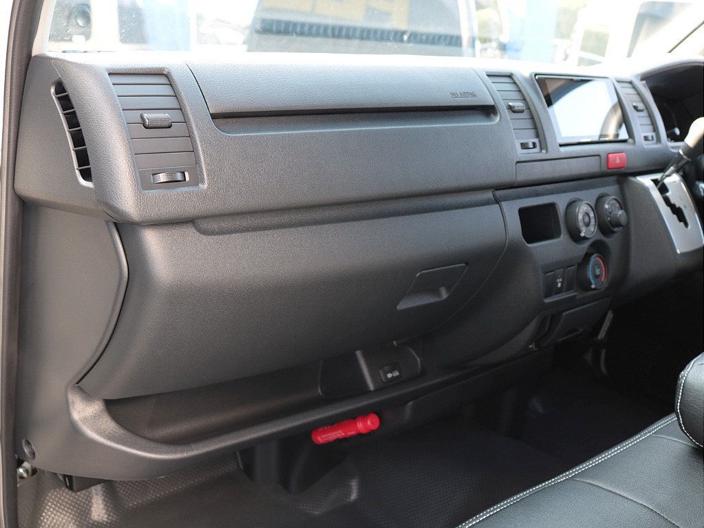 フルセグＳＤナビ・パノラミックビューモニターナビ連動加工・ＥＴＣも完備！助手席エアバッグや１００Ｖ電源コンセントも完備しております！