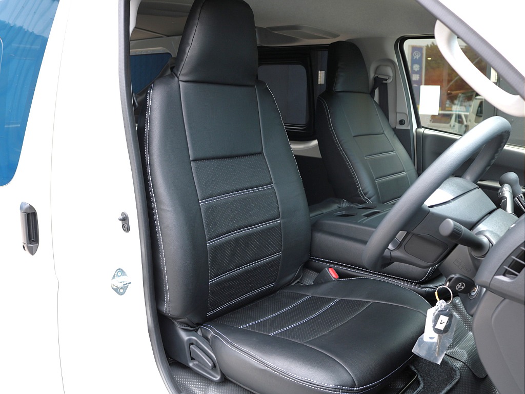 ＦＬＥＸシートカバーを装着！フロント、リア共に３人掛けで６名乗車可能です！