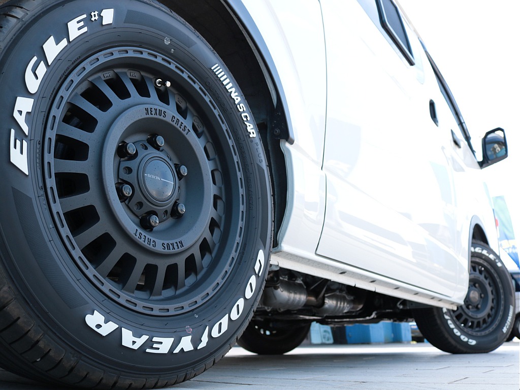 足元にはＦＬＥＸネクサスクレスト１６インチアルミホイール＆グッドイヤーナスカータイヤの組み合わせ！