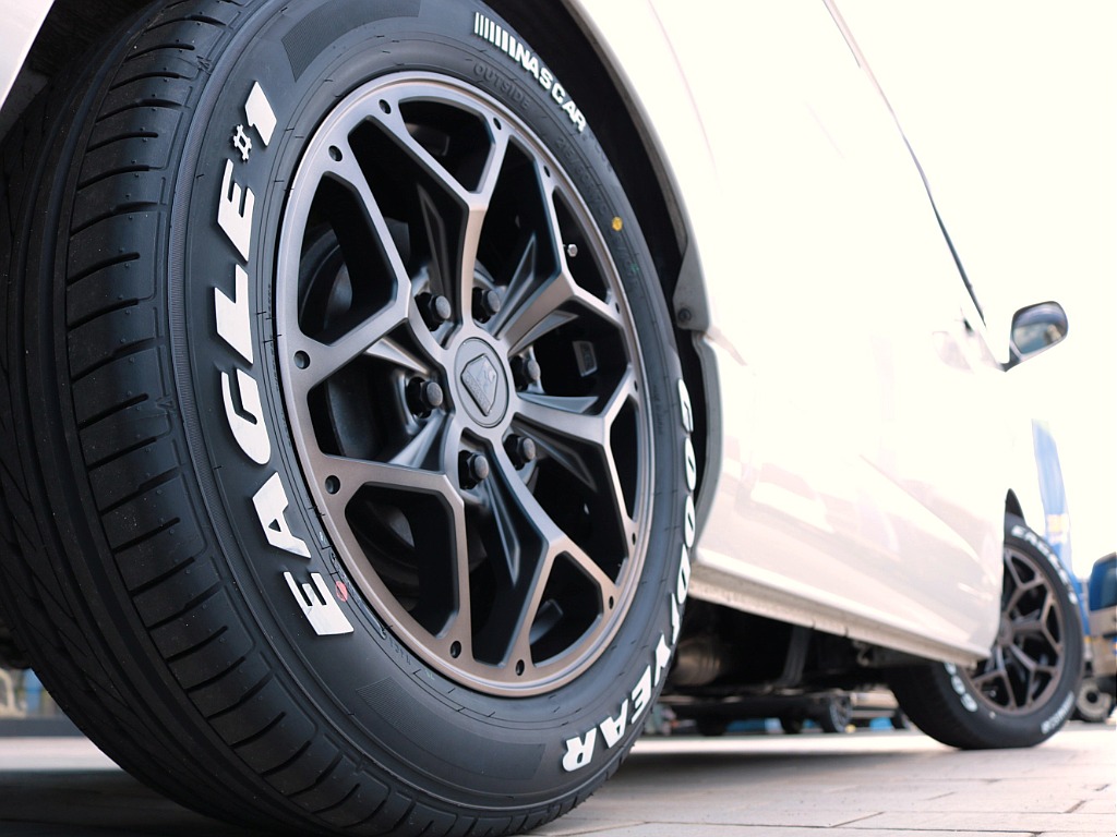 足元には新品のＦＬＥＸバルベロＨＥＸ１７インチアルミホイール＆グッドイヤーナスカータイヤを装着！