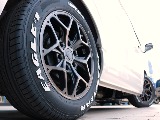 足元には新品のＦＬＥＸバルベロＨＥＸ１７インチアルミホイール＆グッドイヤーナスカータイヤを装着！