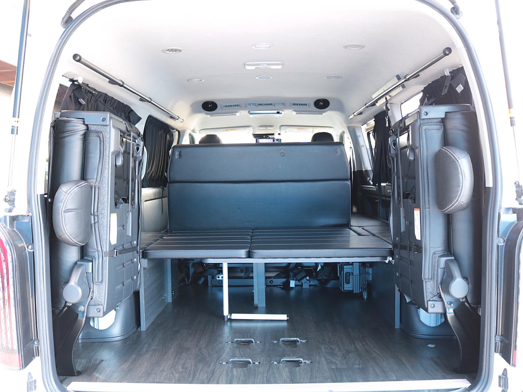 ４列目跳ね上げシートを跳ね上げるとラゲッジスペースとしてもお使い頂けます！