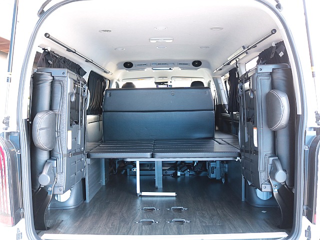 ４列目跳ね上げシートを跳ね上げるとラゲッジスペースとしてもお使い頂けます！