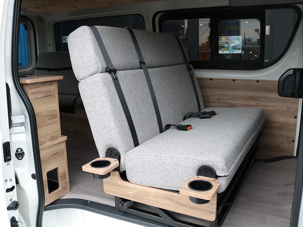 シチュエーションに合わせて、対面やフルフラットベッド展開が可能なＦＡＳＰシート！木の温もりを感じさせる車内空間がカーライフの楽しさを倍増させてくれます！