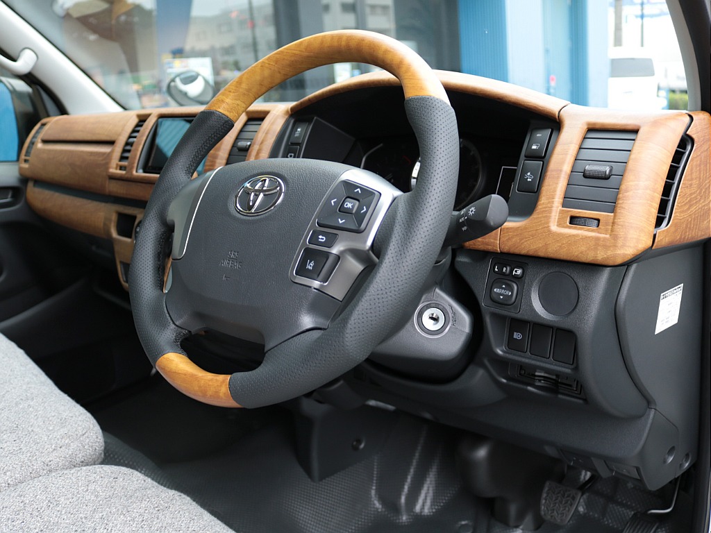 車内の雰囲気が明るくなる黄木目インテリアパネルセットを取付しました！