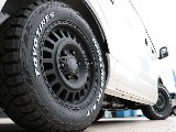 足元にはネクサスクレスト１６インチアルミホイール＆ＴＯＹＯオープンカントリーＲＴタイヤをセット！
