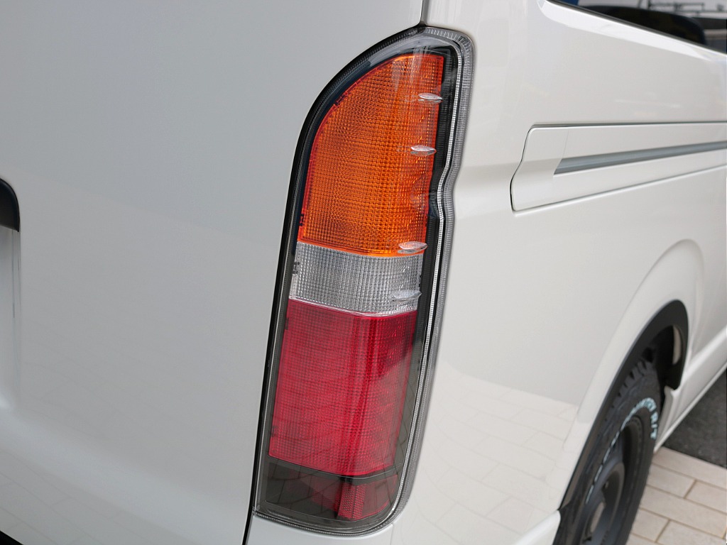 オリジナルLEDテールランプ「Classicテールランプ」は、「レトロフェイスに似合うテールランプ」がコンセプト。クラシカルな見た目ながらも、他社テールに引けを取らないほどのLEDの明るさを放ちます！