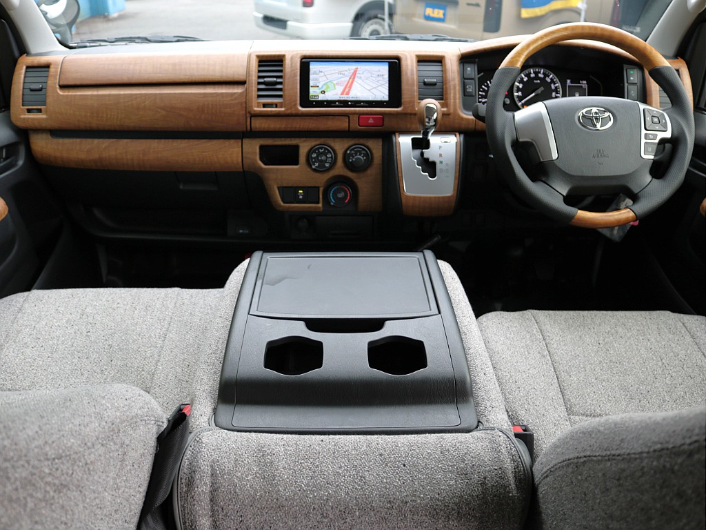 新車　ハイエースＶ　ＤＸ　イージークローザー付き　２０００ｃｃ　ガソリン　２ＷＤ　スライドドア小窓付き