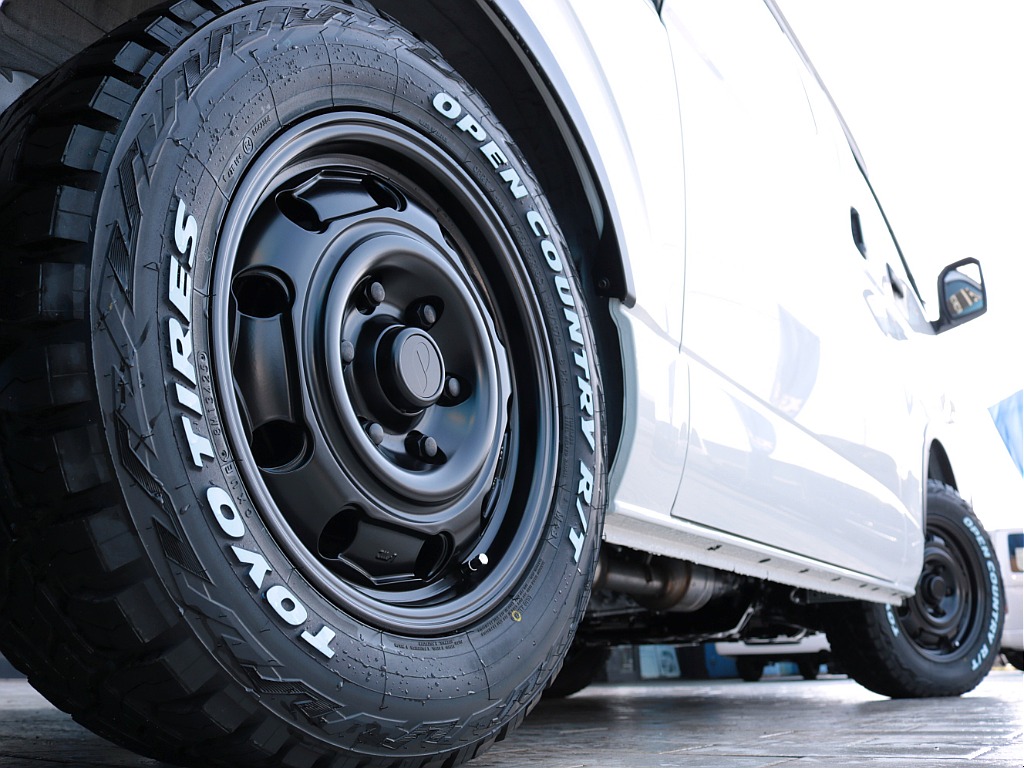 足元にはネクサスクレスト１６インチアルミホイール＆ＴＯＹＯオープンカントリーＲＴタイヤをセット！