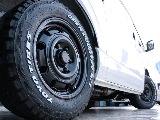 足元にはネクサスクレスト１６インチアルミホイール＆ＴＯＹＯオープンカントリーＲＴタイヤをセット！