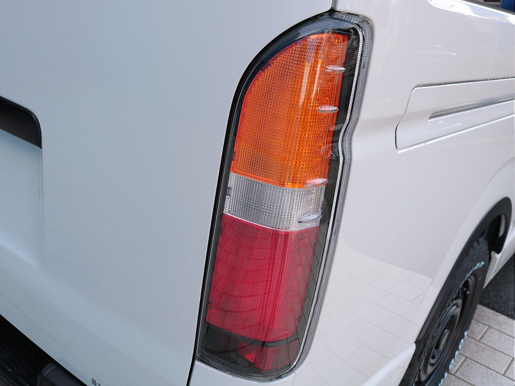 オリジナルLEDテールランプ「Classicテールランプ」は、「レトロフェイスに似合うテールランプ」がコンセプト。クラシカルな見た目ながらも、他社テールに引けを取らないほどのLEDの明るさを放ちます！