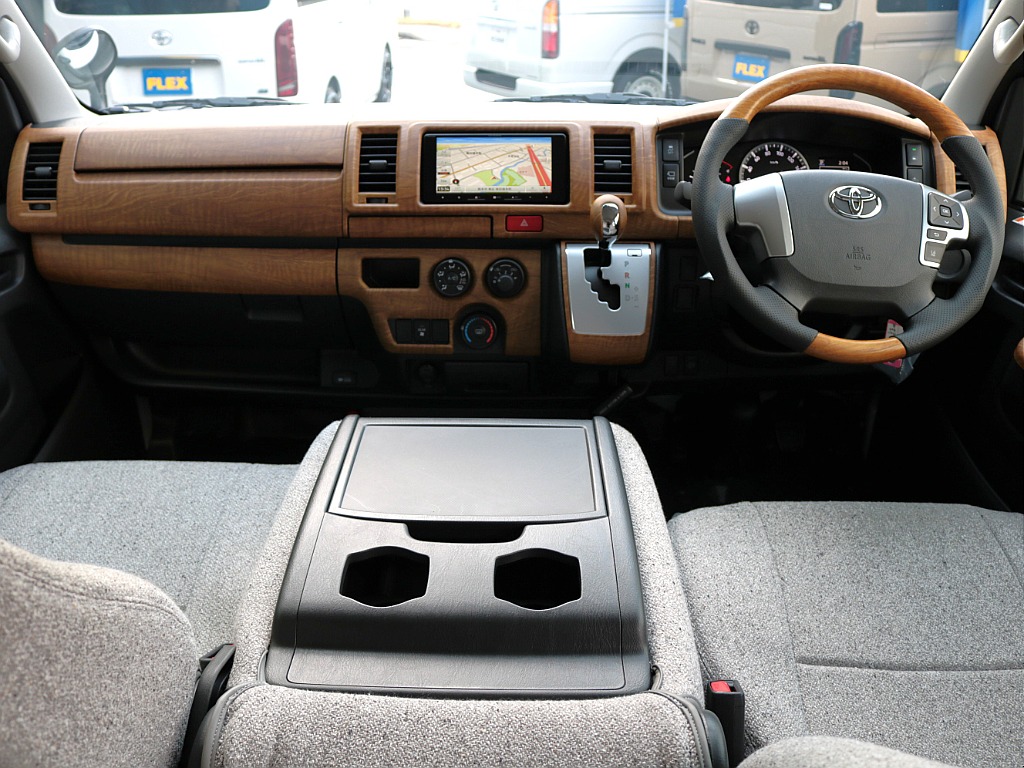 新車　ハイエースＶ　ＤＸ　イージークローザー付き　２８００ｃｃ　ディーゼル　４ＷＤ　スライドドア小窓付き