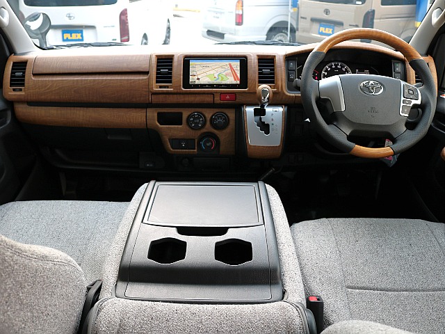 新車　ハイエースＶ　ＤＸ　イージークローザー付き　２８００ｃｃ　ディーゼル　４ＷＤ　スライドドア小窓付き