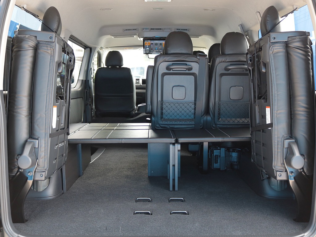 ４列目シートを跳ね上げると、広大なラゲッジスペースとしてもお使い頂けます！やっぱり通常のシートパターンも使い易いですよね♪