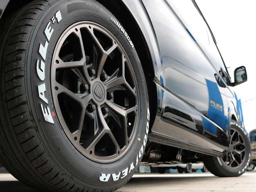 足元はＦＬＥＸバルベロＨＥＸ１７インチアルミホイール＆グッドイヤーナスカータイヤの組み合わせ！