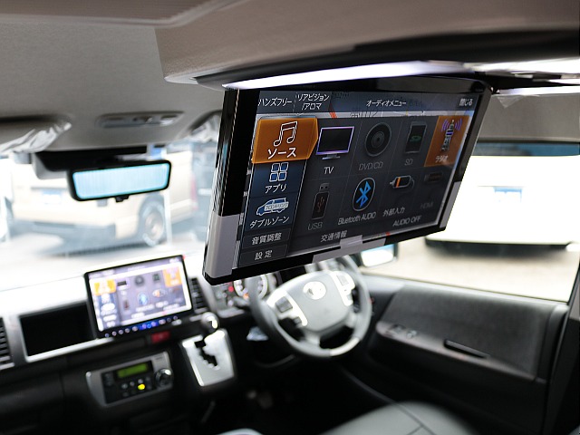 フロントはアルパイン１１インチフローティングナビ！後席用もアルパイン１２．８インチ大型フリップダウンモニター付き♪長時間のドライブもこれで退屈しませんね♪