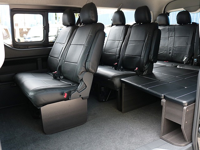 ＦＬＥＸオリジナルＺＥＲＯ（ゼロ）ワゴンベッドキットを装着！通常のシートパターンにプラスアルファで使い易い形をご提案♪２列目の足元にはフットパネルを装着！