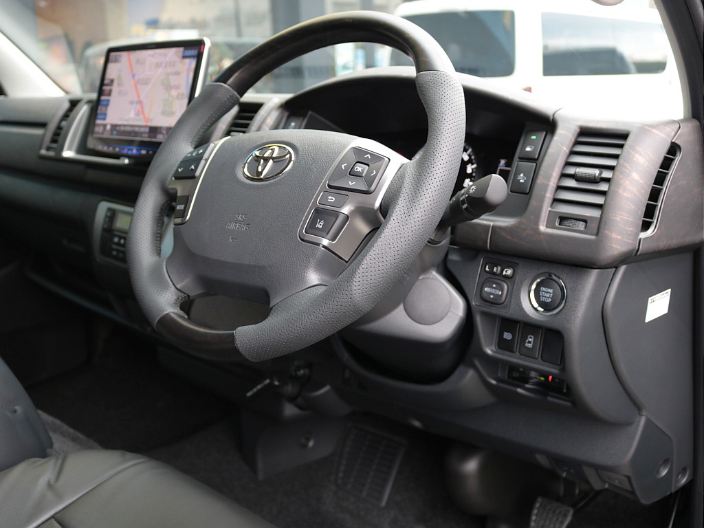 プッシュスタート＆スマートキー！パワースライドドアも完備！艶消しマホガニー黒木目ステアリング、シフトノブも装着しております！