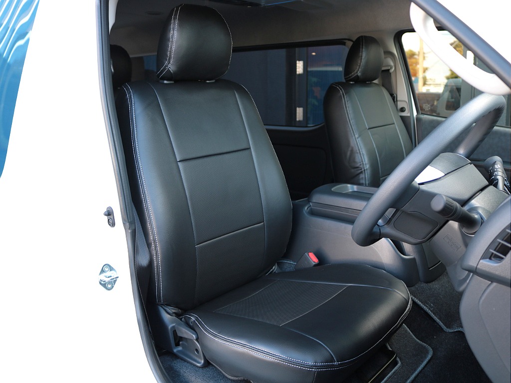 全席ブラックレザー調シートカバー！シートカバー付きでお手入れも楽になりますよ♪