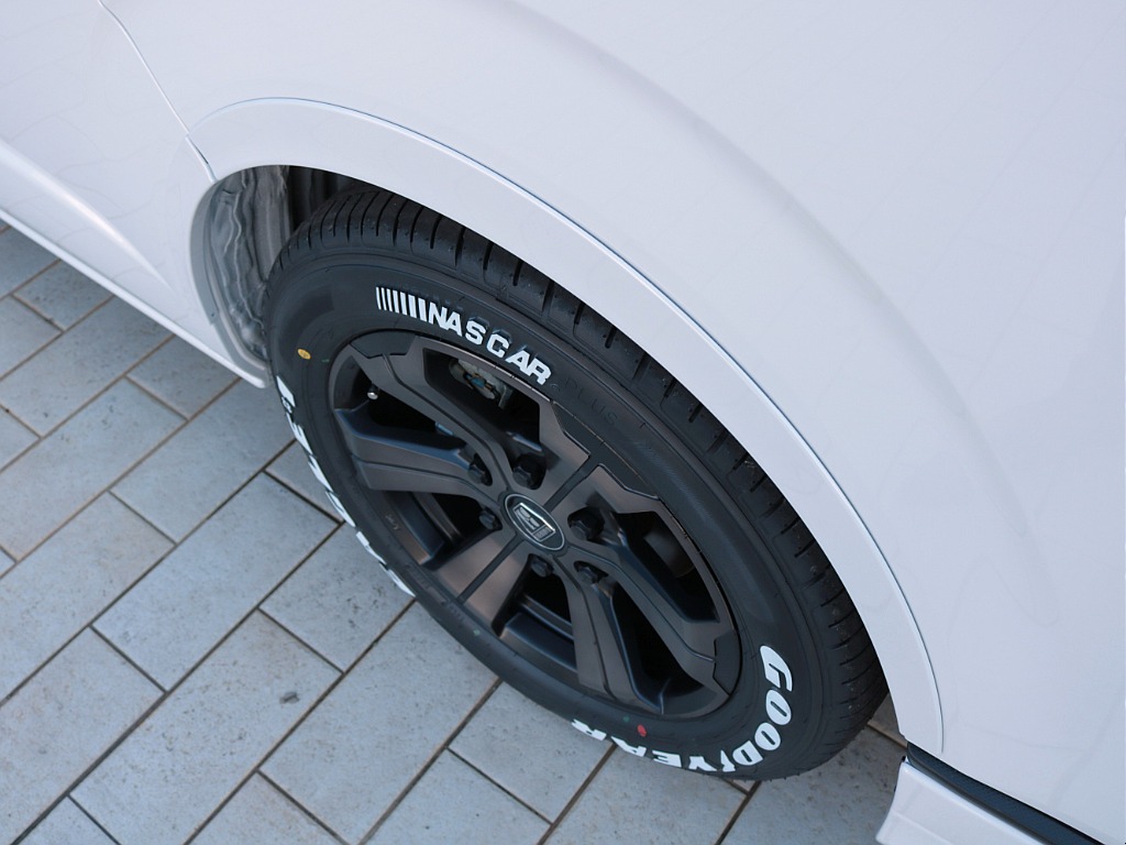 ダウンルックにも効果的なＦＬＥＸオーバーフェンダーも付いております！