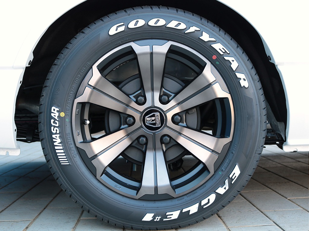足元にはＦＬＥＸバルベログランデ１７インチアルミホイール＆グッドイヤーナスカータイヤを装着！