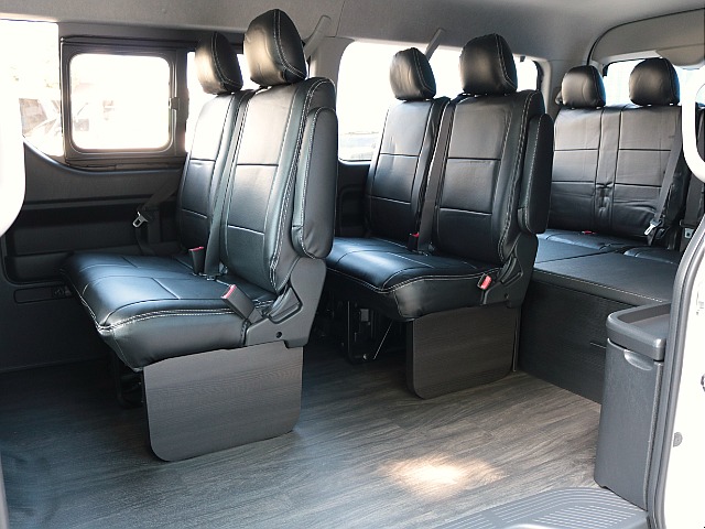 ＦＬＥＸスマートベッドキットを装着しました！２、３列目の足元にも抜かりなくフットパネル装着！リアはフローリング施工済みです！