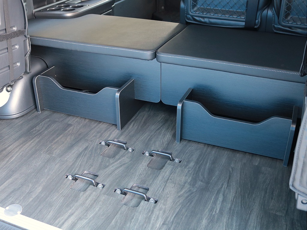 フロアに土台を設置してベッドマットを敷くだけでベッドスペースが出現♪マットの高さは4列目シートと合わせているので、広々としたフラットなベッドとして使うことができます！