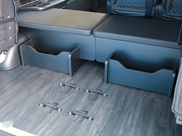 フロアに土台を設置してベッドマットを敷くだけでベッドスペースが出現♪マットの高さは4列目シートと合わせているので、広々としたフラットなベッドとして使うことができます！